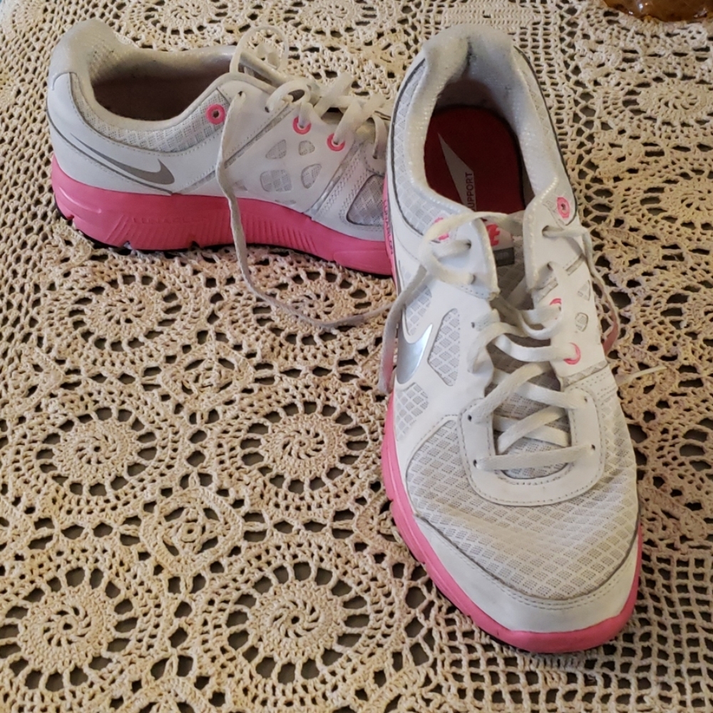 Tennis shoes